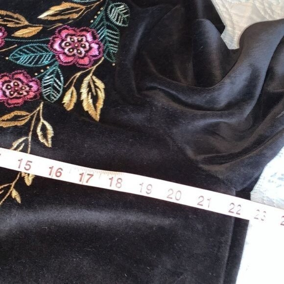 Alfred Dunner Black Velvet Embroidered Floral Sweatshirt Pullover Womens Size L - Picture 10 of 11